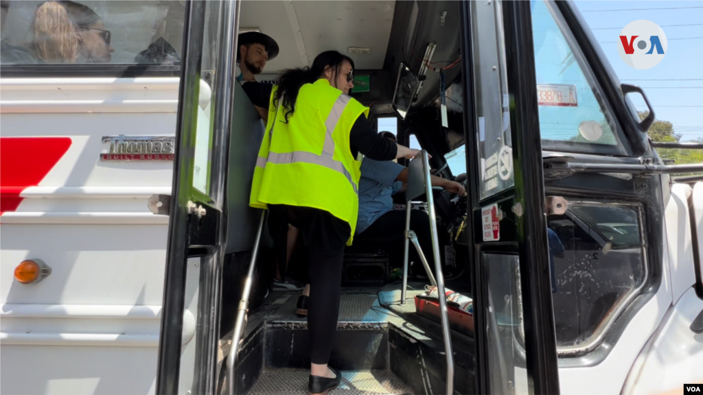 Los voluntarios se preparan para salir con uno de los grupos de refugiados ucranianos que el 6 de abril entraron a Estados Unidos. Los vehículos en ese momento empezaron a salir cada dos horas con 50 refugiados.(Tijuana, México-Abril 6, 2022-Celia Mendoza)