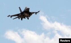 Turski F-16 lovac prilazi Incirlik vazdušnoj bazi u Adani, Turska, 3. jul 2012. (Foto: REUTERS/Umit Bektas)