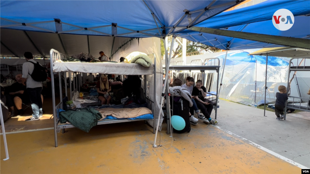 Los camarotes fueron instalados en el espacio exterior de la unidad deportiva Benito Juárez para acoger a los refugiados ucranianos que esperan su turno para entrar a Estados Unidos.(Tijuana, México-April 9, 2022-Celia Mendoza)