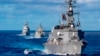 在国防视觉信息发布局发布的这张照片中，2021年8月27日，来自日本海上自卫队和印度海军的舰艇与澳大利亚皇家海军的一艘驱逐舰和美国伯克级导弹驱逐舰巴里号(USS Barry) 编队航行。