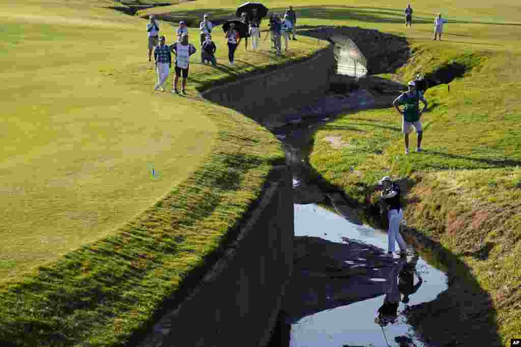 Jin Young Ko hits from a creek bed between the 17th and 18th holes during the third round of LPGA&#39;s DIO Implant LA Open golf tournament at Wilshire Country Club, April 23, 2022, in Los Angeles, California.