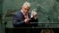 El presidente de Colombia, Iván Duque, se quita la mascarilla protectora que usó debido a la pandemia de la enfermedad por coronavirus (COVID-19) para dirigirse a la 76.ª sesión de la Asamblea General de la ONu en Nueva York, EEUU, el 21 de septiembre de 2021.