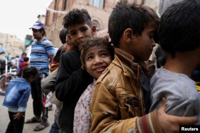 Anak laki-laki mengantre untuk menerima makanan dari dapur amal selama bulan suci Ramadhan di Sanaa, Yaman, 18 April 2022. (Foto: REUTERS/Khaled Abdullah)