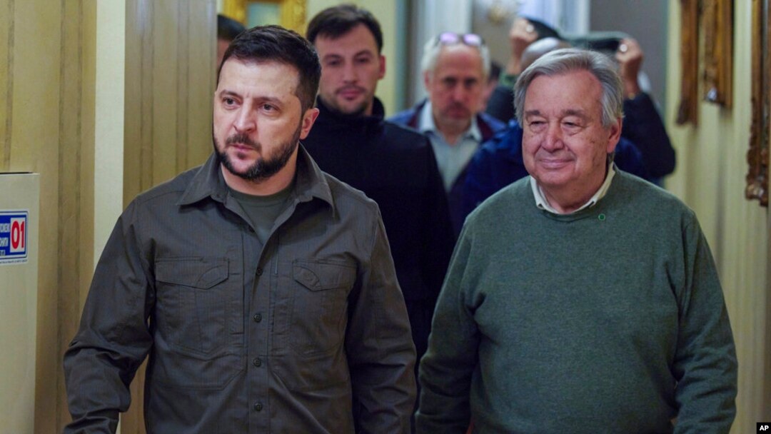 Perezida wa Ukraine Volodymyr Zelenskyy, iburyo, hamwe n'umunyamabanga mukuru wa ONU, Antonio Guterres inyuma yo kubonana i Kiev, ku murwa mukuru wa Ukraine, kw'itariki ya 28/04/2022.