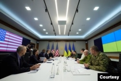 토니 블링컨(왼쪽 네번째) 미 국무장관과 로이드 오스틴(세번째) 국방장관 일행이 24일 우크라이나 수도 크이우(러시아명 키예프)에서 볼로디미르 젤렌스키(오른쪽 네번째) 대통령, 드미트로 쿨레바(세번째) 외무장관 등 고위 당국자들과 회동하고 있다. (젤렌스키 대통령 텔레그램)