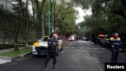 Policías montan guardia en el área en que fue atacado el secretario de seguridad pública de la Ciudad de México, Omar García, el 26 de junio de 2020.
