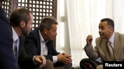 Peter Maurer, tengah, Presiden Palang Merah Internasional, mendengarkan Hamid al-Awadhi, kanan, wakil menteri luar negeri Yaman, setibanya di bandara internasional ibukota Yaman, Sana'a, 8 Agustus 2015.