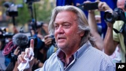 El ex estratega jefe del presidente Donald Trump, Steve Bannon, habla con periodistas en Nueva York, el 20 de agosto de 2020. 