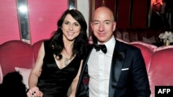 Pendiri Amazon, Jeff Bezos, dan istrinya, MacKenzie Bezos, menghadiri sebuah pesta di West Hollywood, California, 26 Februari 2017.