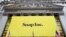 Une bannière géante de Snap Inc affichée devant la bourse de New York. 2 mars 2017. (AP Photo/Mark Lennihan)