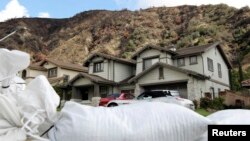 Bolsas de arena en preparación para posibles deslizamientos de tierra en este vecindario de Azusa, California.