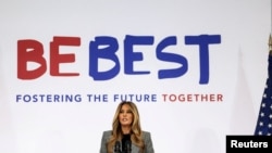 미국의 퍼스트레이디 멜라니아 트럼프 여사가 24일 미 국무부 청사에서 열린 ‘함께 가꾸는 미래(Fostering the Future Together)’ 창립 정상회의에서 연설하고 있다. 