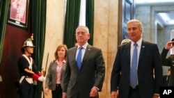 El secretario de Defensa de EE.UU., Jim Mattis (izq.) y el ministro de Defensa de Argentina, Óscar Raúl Aguad llegan a la conferencia de prensa conjunta que ofrecieron en Buenos Aires, Argentina, el miércoles 15 de agosto de 2018. Foto: AP/Natasha Pisarenko.