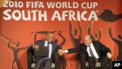 Presiden FIFA Sepp Blatter (kanan) dan Presiden Afrika Selatan Jacob Zuma pada konferensi pers di Johannesburg, 2010. (Foto: Dok)