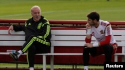 Vicente Del Bosque, à gauche, parle à Iker Casillas avant une séance d'entrainement à Curitiba le 14 juin 2014