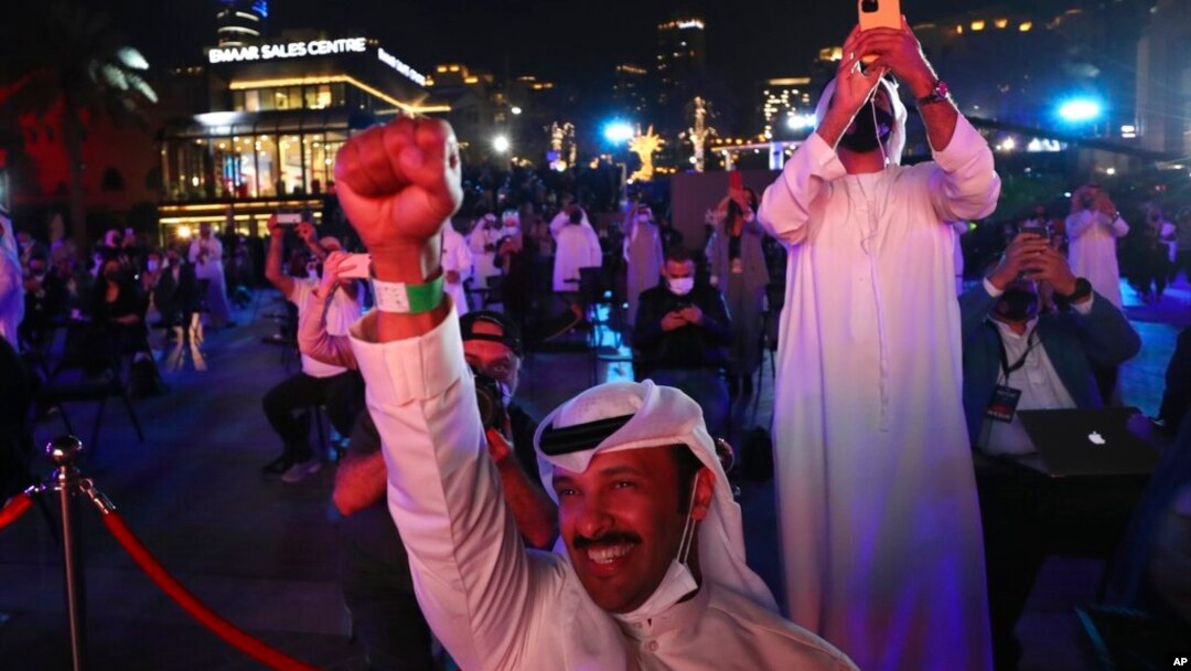 Warga UEA merayakan keberhasilan wahana tak berawaknya memasuki orbit Planet Mars, di Dubai, Uni Emirat Arab, Selasa (9/2). 