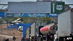 Camiones permanecen en fila mientras esperan ingresar a Nicaragua en el punto de cruce de Guasaule, Honduras, el 13 de mayo de 2020. 