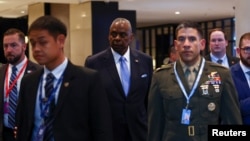 El Secretario de Defensa de Estados Unidos, Lloyd Austin, (centro) encabeza la delegación estadounidense que asiste al Diálogo Shangri-la en Singapur el 1 de junio de 2024.