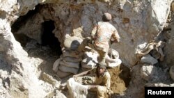 Des mineurs artisanaux à la Tilwizembe, une ancienne mine industrielle de cuivre-cobalt, à l'extérieur de Kolwezi, la capitale de la province de Lualaba, en République démocratique du Congo, le 11 juin 2016. REUTERS / Kenny Katombe / Archives -