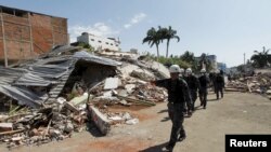 Kerusakan dan puing-puing akibat gempa di Manta, Ekuador (17/4). (Reuters/Guillermo Granja)
