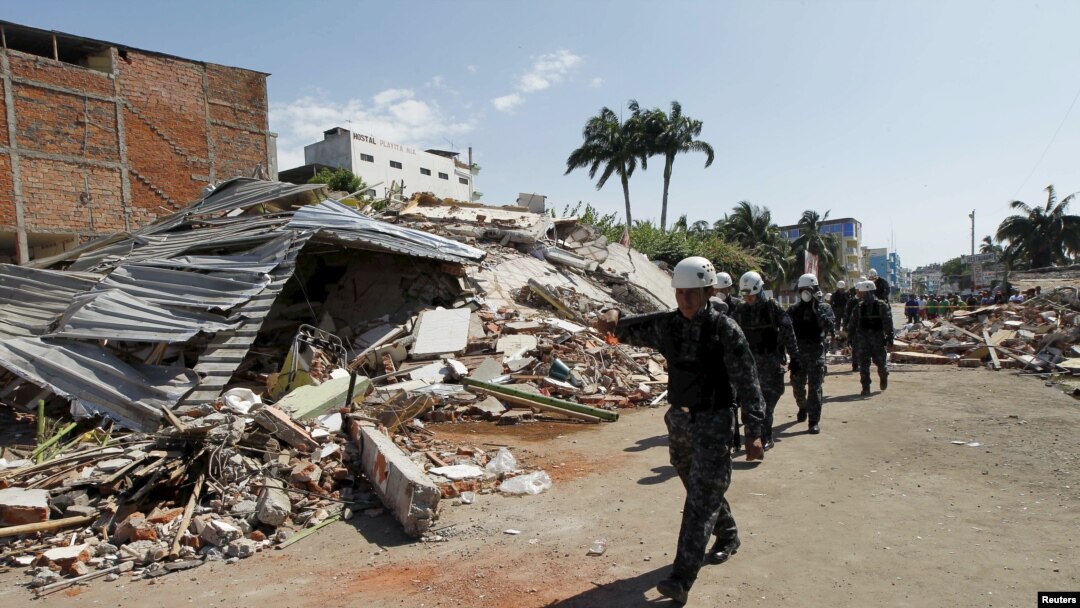 Kerusakan dan puing-puing akibat gempa di Manta, Ekuador (17/4). (Reuters/Guillermo Granja)