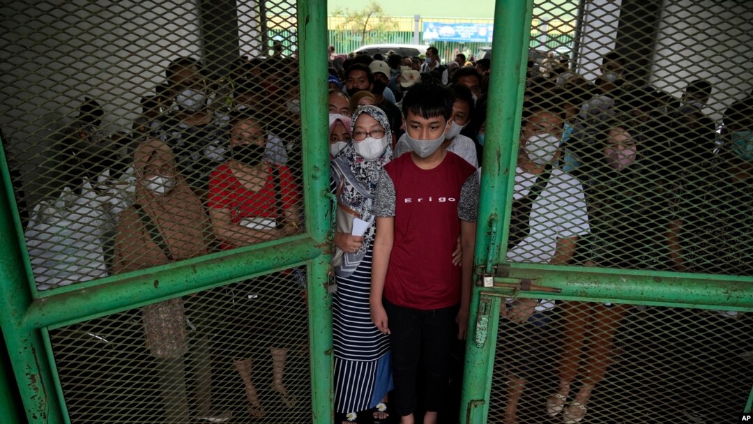 Warga mengantre untuk menerima vaksin COVID-19 di Stadion Patriot Candrabhaga, Bekasi, pinggiran Jakarta, Selasa, 8 Februari 2022. (Foto: AP/Achmad Ibrahim)