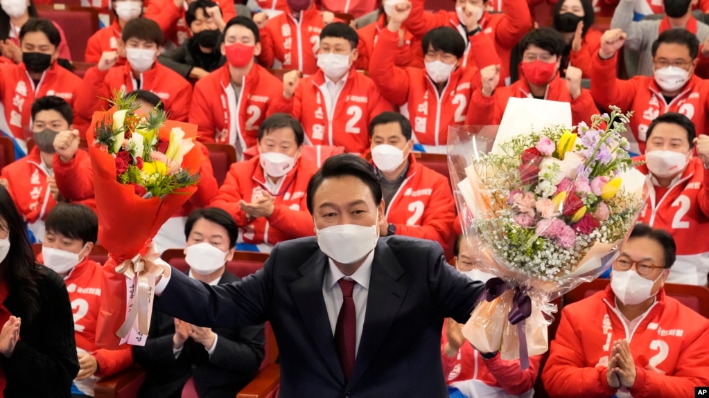 韩国总统当选人尹锡悦在首尔本党举行的庆祝会上。（2022年3月10日）(photo:VOA)
