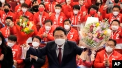 韩国总统当选人尹锡悦在首尔本党举行的庆祝会上。（2022年3月10日）
