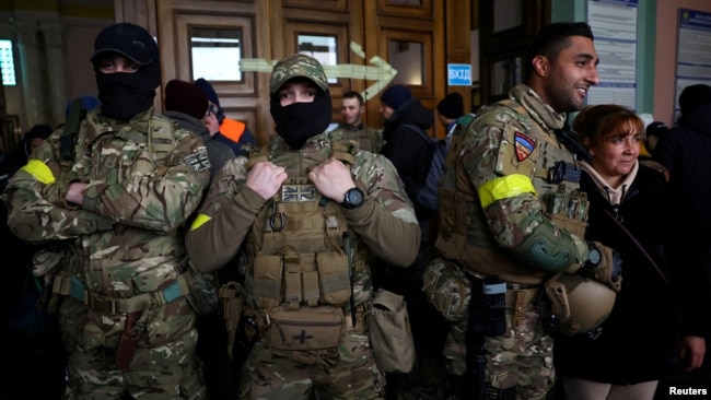 Những tình nguyện viên từ Anh tập trung ở nhà ga xe lửa chính ở Lviv, Ukraine, vào ngày 5/3/2022, trước khi lên đường ra tiền tuyến ở phía đông nước này để chống lại cuộc xâm lược của Nga. Các tình nguyện viên Mỹ đã được tuyển dụng cũng sẽ gia nhập vào quân đoàn quốc tế này.
