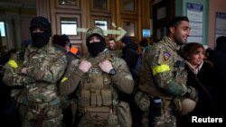 Странски борци се собираат во Лавов, западна Украина / Reuters