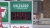 El precio de un galón de gasolina de grado regular se muestra en un letrero digital en una estación de servicio el miércoles 9 de marzo de 2022 en Denver. (Foto AP/David Zalubowski)
