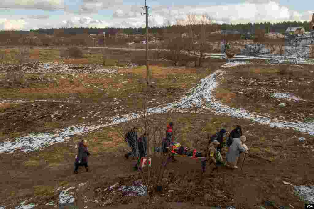 Many elderly people had to be evacuated by paramedics, as most of them were unable to walk the path that leads to Kyiv, Ukraine, March 8, 2022. (Yan Boechat/VOA) 