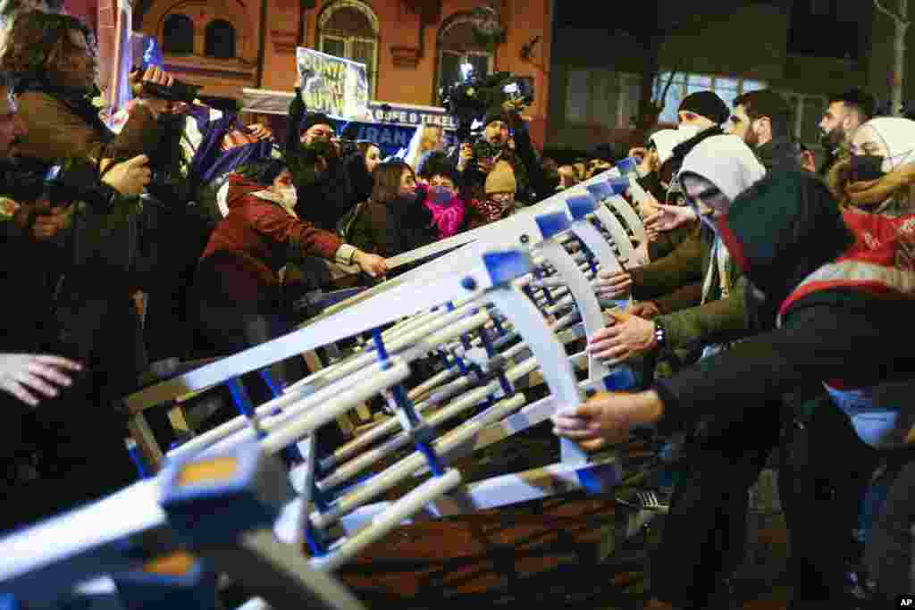 Policemen scuffle with protesters during a march to mark International Women&#39;s Day, in Istanbul, Turkey.