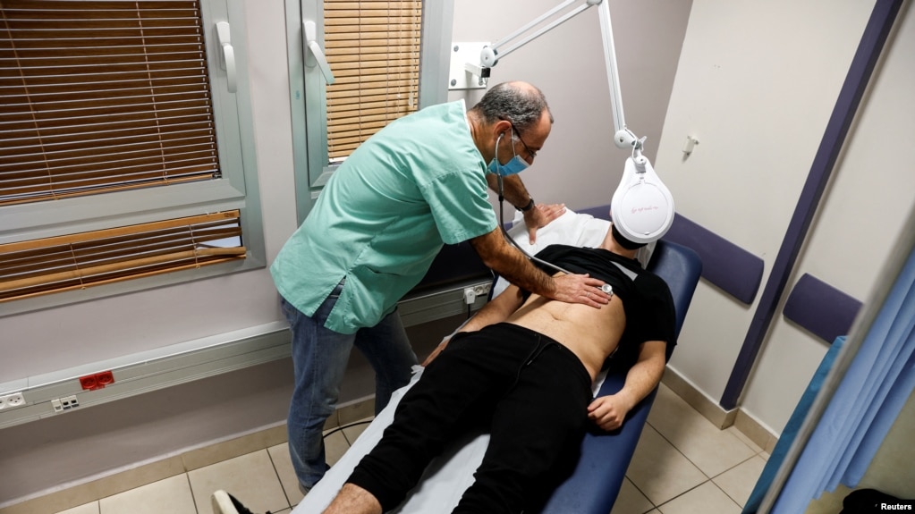 A patient suffering from Long COVID is examined in the post-coronavirus disease (COVID-19) clinic of Ichilov Hospital in Tel Aviv, Israel, February 21, 2022. (REUTERS/Amir Cohen)