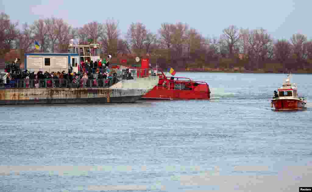 Ukrainians arrive by ferry at the Isaccea-Orlivka border crossing, Romania, March 8, 2022.