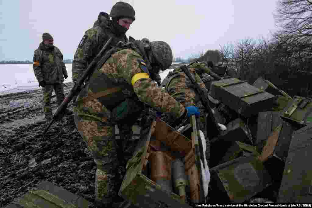 Ukraina harbiy xizmatchilari Sumi viloyatida vayron qilingan Rossiya harbiy mashinalarini tekshirmoqda&nbsp;