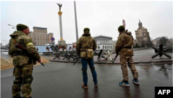 Borci Ukrajinske teritorijalni odbrane na Trgu nezavisnosti u Kijevu 2. marta 2022.