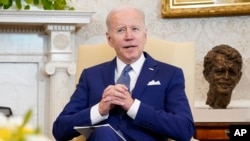 Foto Achiv: Prezidan Joe Biden chita nan Biwo Oval Lamezonblanch la, 4 Mas, 2022. 