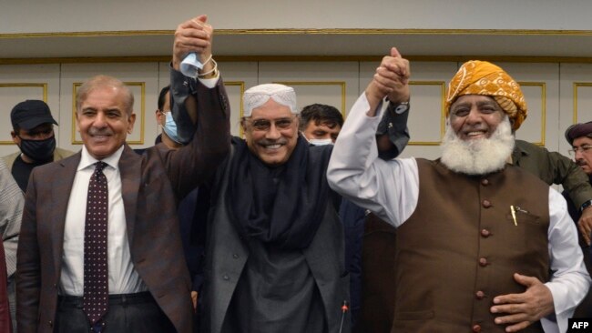 بعض تجزیہ کار کہتے ہیں کہ تحریکِ عدم اعتماد کی کامیابی کی صورت میں نئی حکومت شاید اس سال کے آخر تک ہی برقرار رہے جس کے بعد نئے انتخابات ہو سکتے ہیں۔