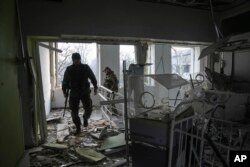 Ukrajinski vojnici unutar granatiranja oštećenog porodilišta u Mariupolju, Ukrajina, srijeda, 9. marta 2022.