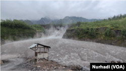 Tumpukan material APG menumpuk di jalur sungai Gendol, kawasan Kaliadem, Kamis (10/3). (Foto: VOA/Nurhadi)