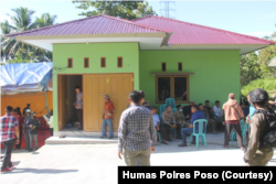 Kepolisian Daerah Sulawesi Tengah membantu renovasi rumah mantan napiter di Poso. (Foto: Courtesy/Humas Polres Poso)