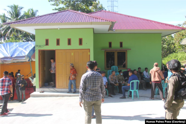Kepolisian Daerah Sulawesi Tengah membantu renovasi rumah mantan napiter di Poso. (Foto: Courtesy/Humas Polres Poso)