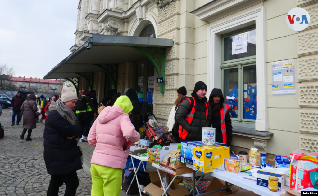 En la estación, habilitada por el ayuntamiento para ayudar a los refugiados, también encuentran medios para comunicarse con familiares en otras ciudades o países.