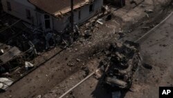 10일 교전중 파괴된 러시아군 차량이 우크라이나 수도 크이우(러시아명 키예프) 인근 북부 지역에 방치돼있다.