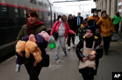 Pengungsi Ukraina tiba di stasiun kereta Hendaye, barat daya Prancis, 9 Maret 2022. (Foto: AP)
