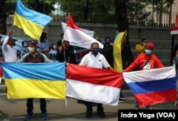 Aksi di depan Kedutaan Besar Rusia di Jakarta. (Foto: VOA/Indra Yoga)