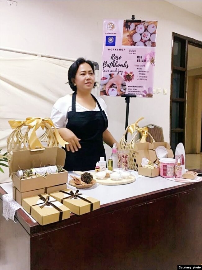 Wiwin Nospitalia dalam pameran produk sabun untuk perawatan kulit (foto: courtesy).