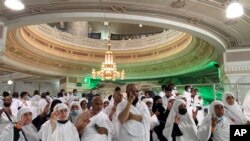 Jamaah melaksanakan salat berjamaah di Masjidil Haram saat umrah, di kota suci umat Islam Mekkah, Arab Saudi, Minggu, 6 Maret 2022. (Foto: AP)