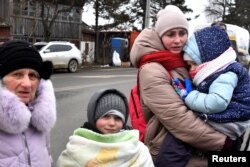 Satu keluarga pengungsi dari Ukraina tiba di perbatasan Siret, Rumania, 7 Maret 2022. (REUTERS/Clodagh Kilcoyne)